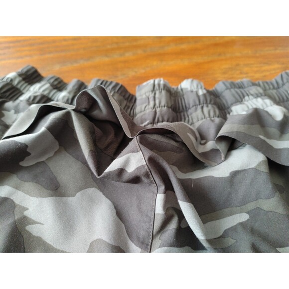 Athleta VENTED Green Camo Printed Mesh Racer Run Short 4" Women's Size Small - Picture 6 of 6